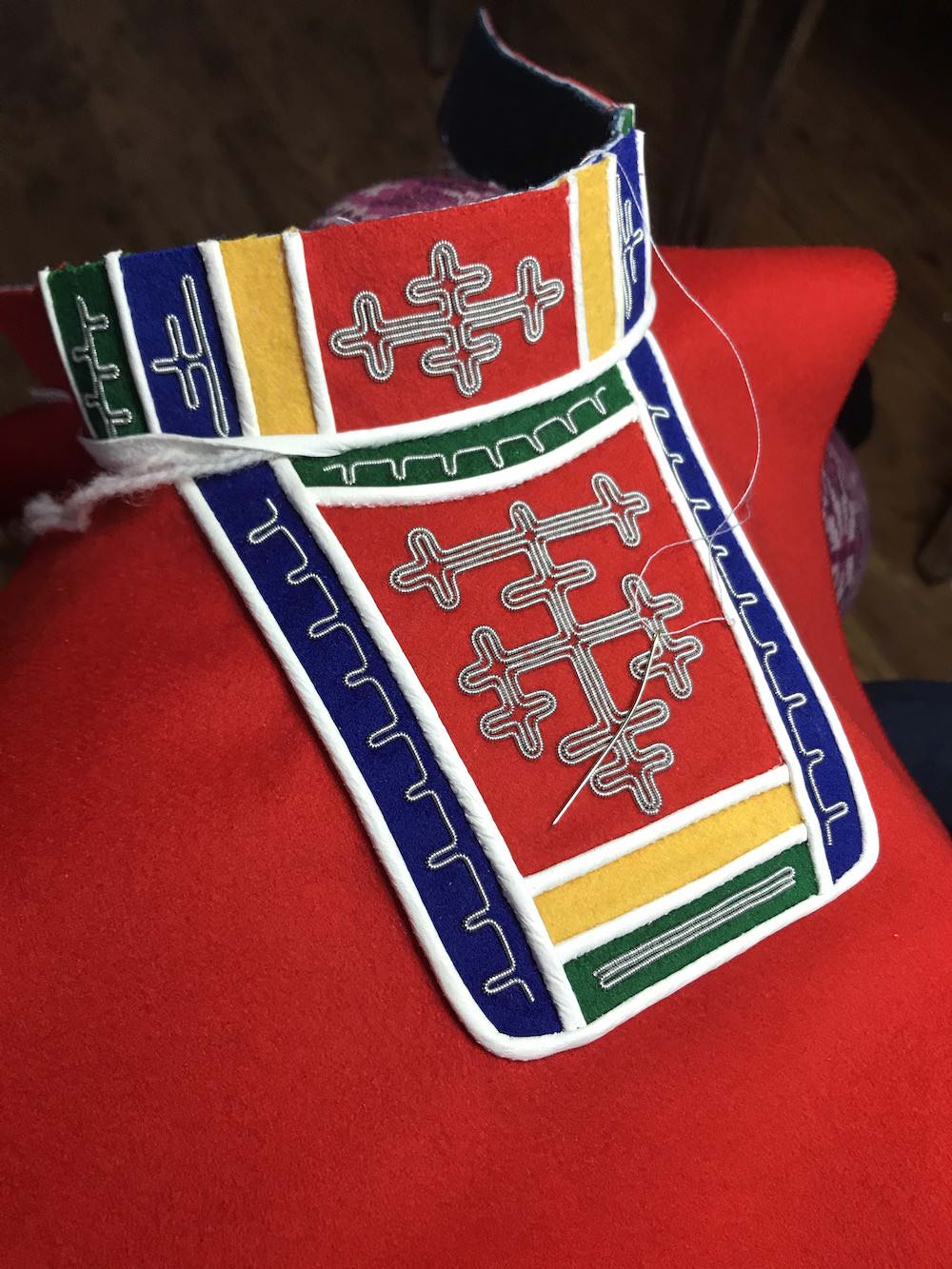Broderi på rødt klede fra kurs